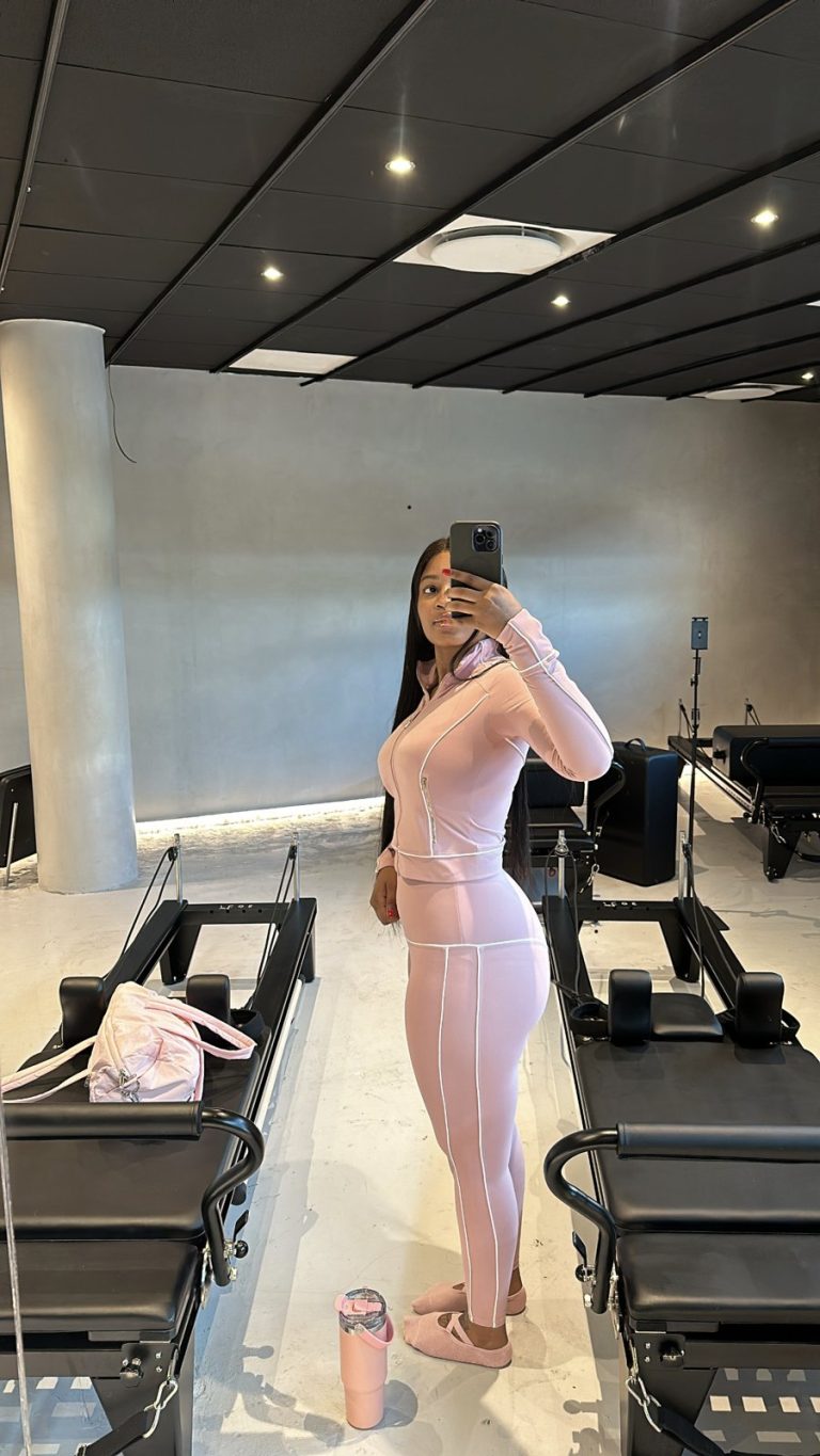 Rare Jane customer Lima wearing the pink Active Set at a Pilates studio